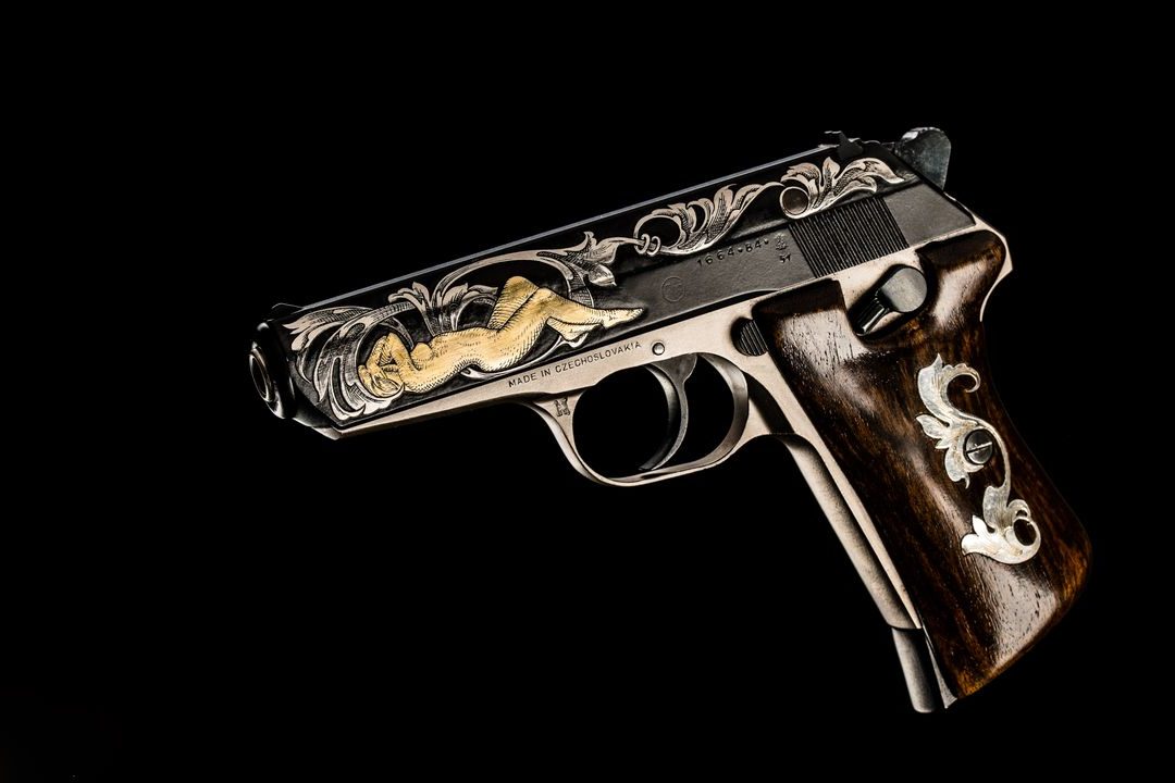 Zlacená rytina na pistoli CZ 50