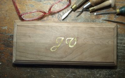 Inkrustace – monogram ve dřevě