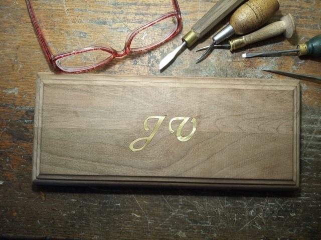 Inkrustace – monogram ve dřevě