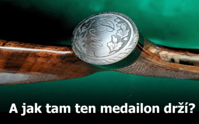 A jak tam ten medailon drží?